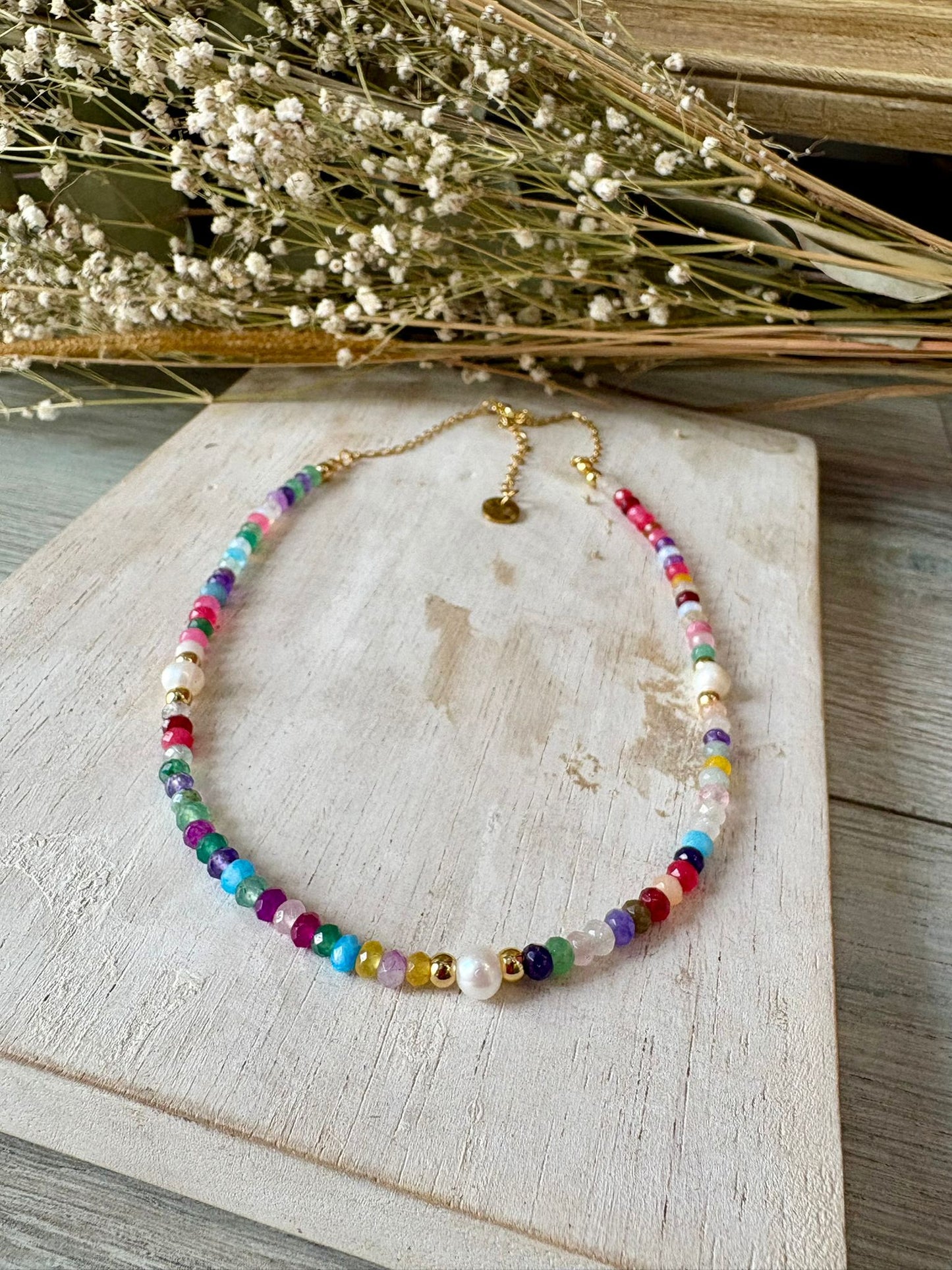 Collar artesanal multicolor de agatha y perlas y acero
