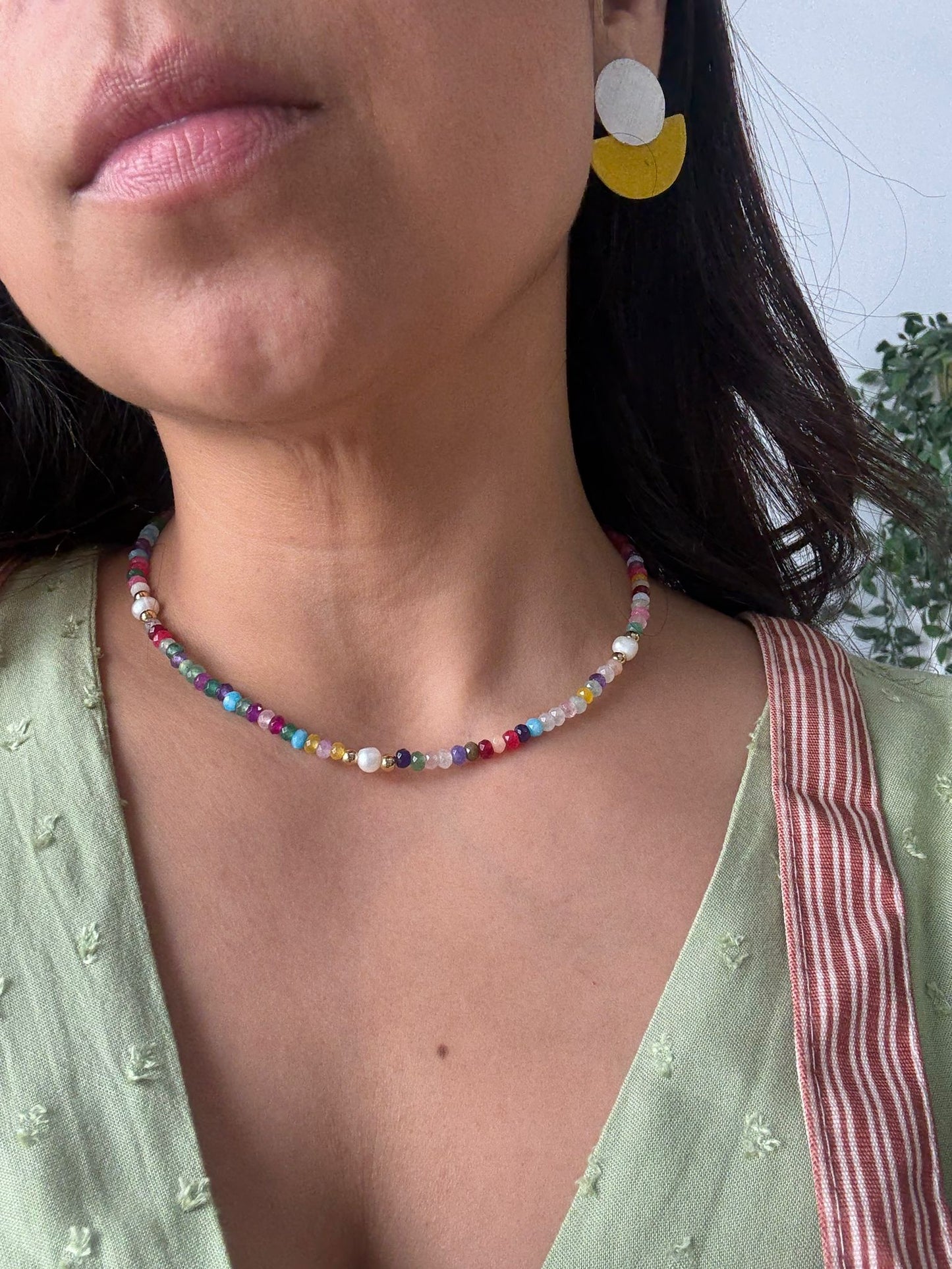 Collar artesanal multicolor de agatha y perlas y acero