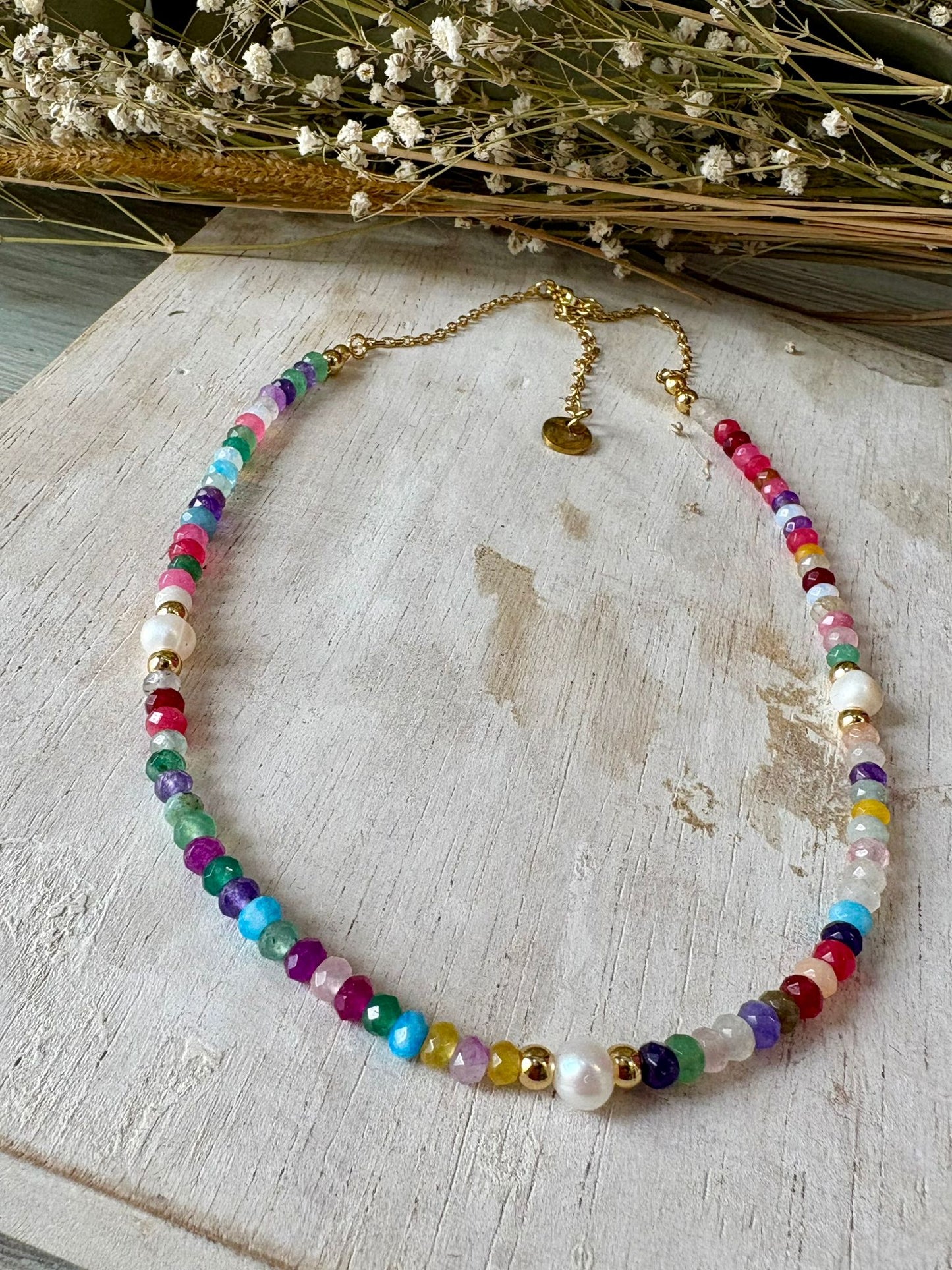 Collar artesanal multicolor de agatha y perlas y acero