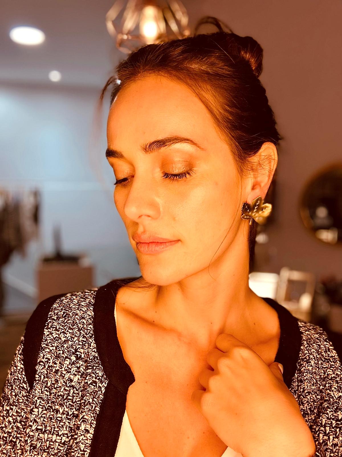 Mujer usando pendientes artesanales
