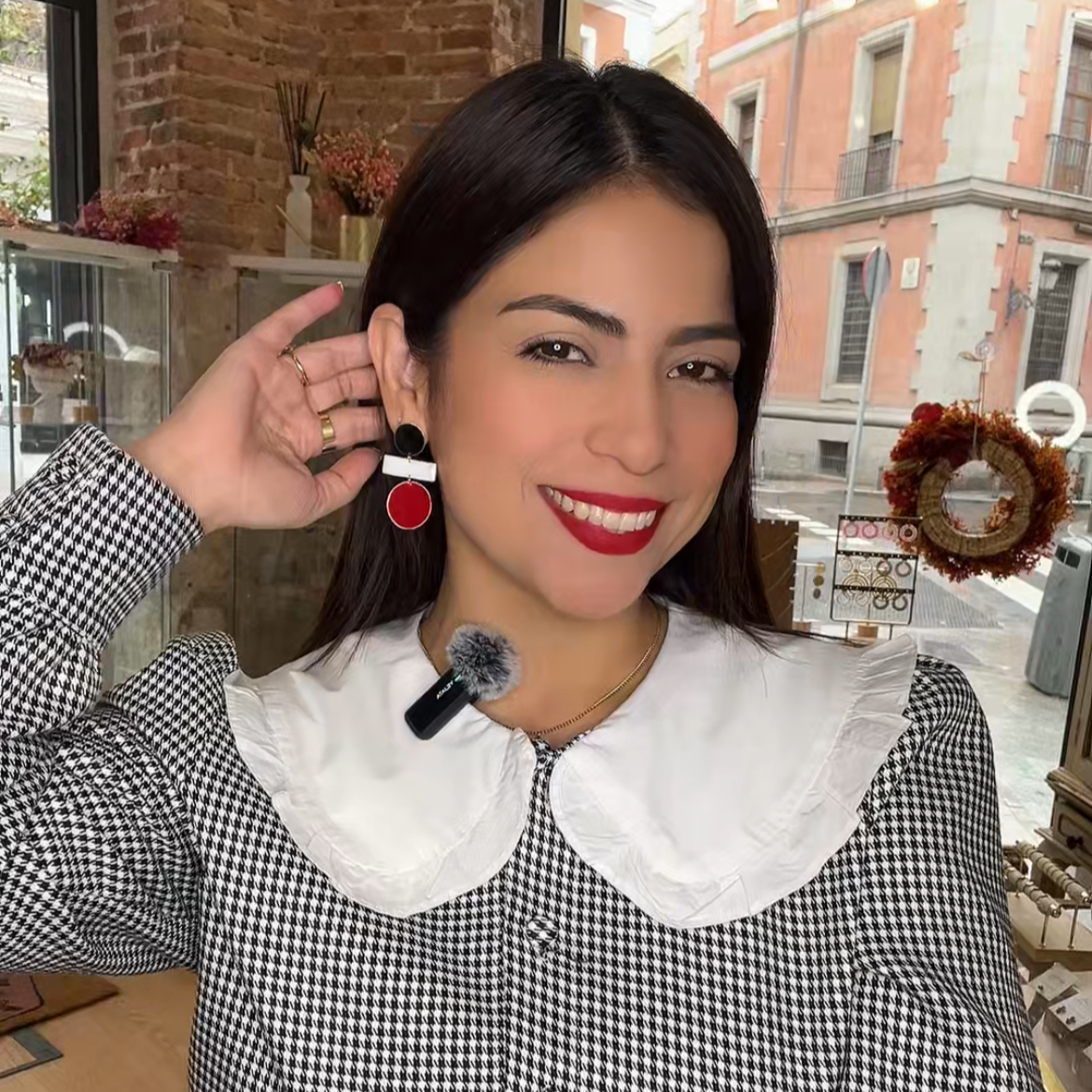 Pendientes hechos a mano en latón y resina. Son de colores negro rojo y blanco. Son artesanales hechos en nuestro taller artesanal en Madrid.