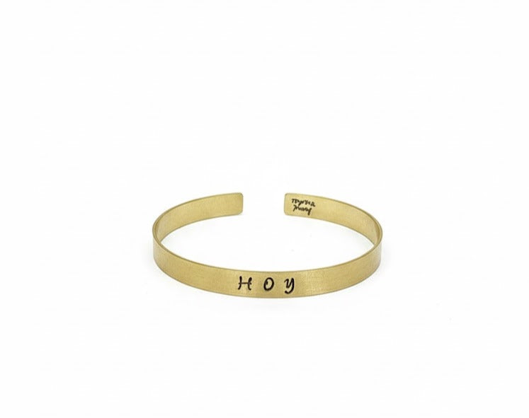 TODAY Bracelet – Rigid brass bracelet with engraved message