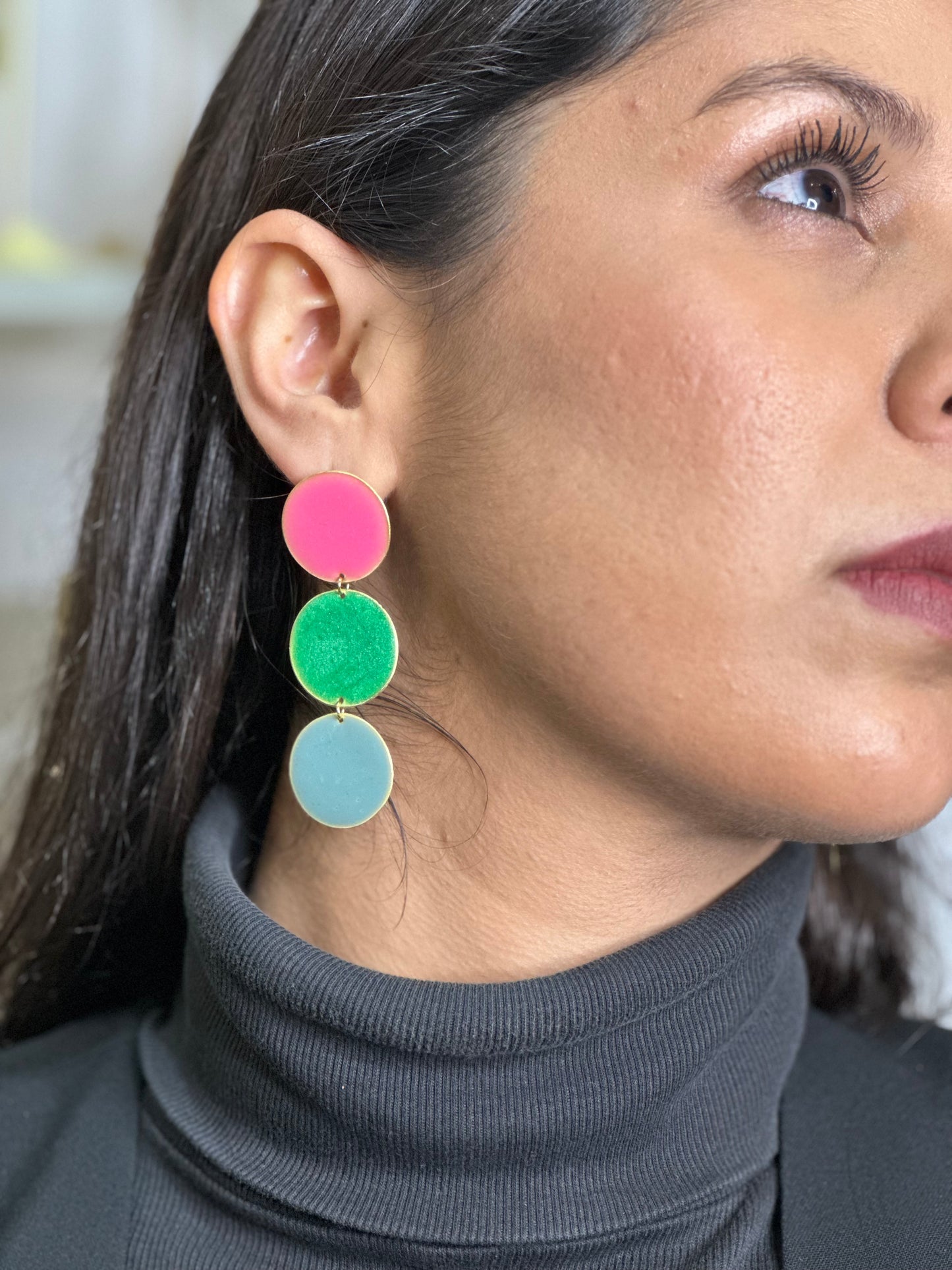 Pendientes hechos a mano en latón, Comprende bolas planas la primera en rosa, la segunda en verde y la tercera en azul claro.