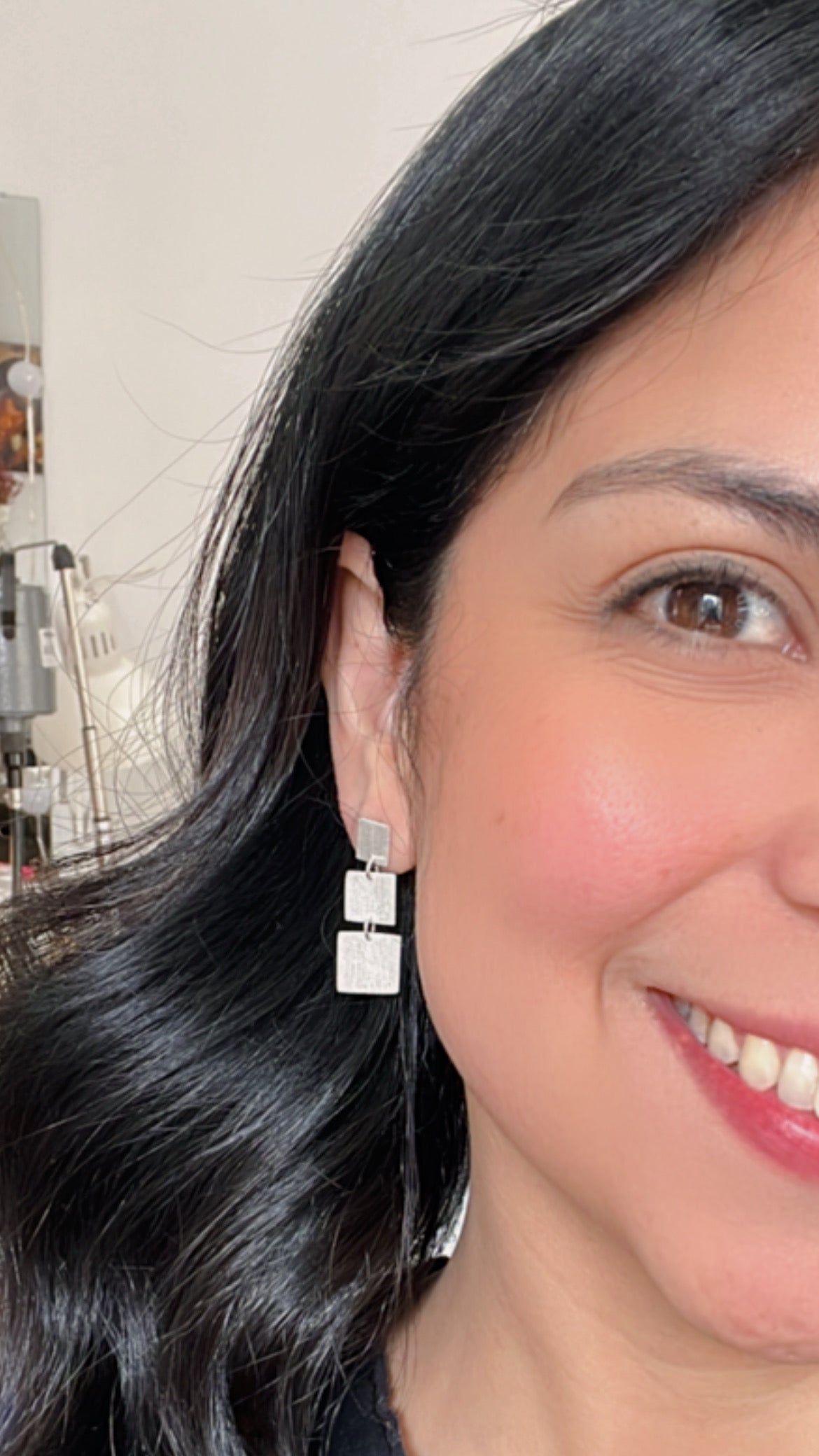 Mujer usando Pendientes artesanales, hechos a mano en Madrid. En plata