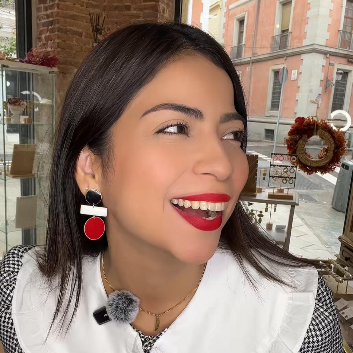 Pendientes hechos a mano en latón y resina. Son de colores negro rojo y blanco. Son artesanales hechos en nuestro taller artesanal en Madrid.