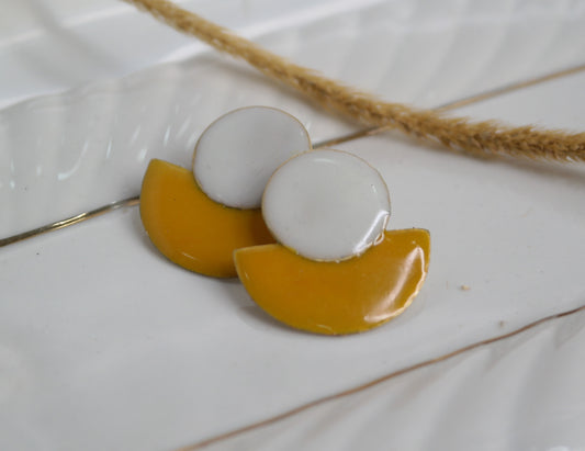 Pendientes artesanales semi en blanco y amarillo