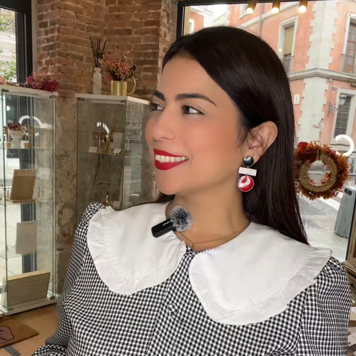 Pendientes hechos a mano en latón y resina. Son de colores negro rojo y blanco. Son artesanales hechos en nuestro taller artesanal en Madrid.