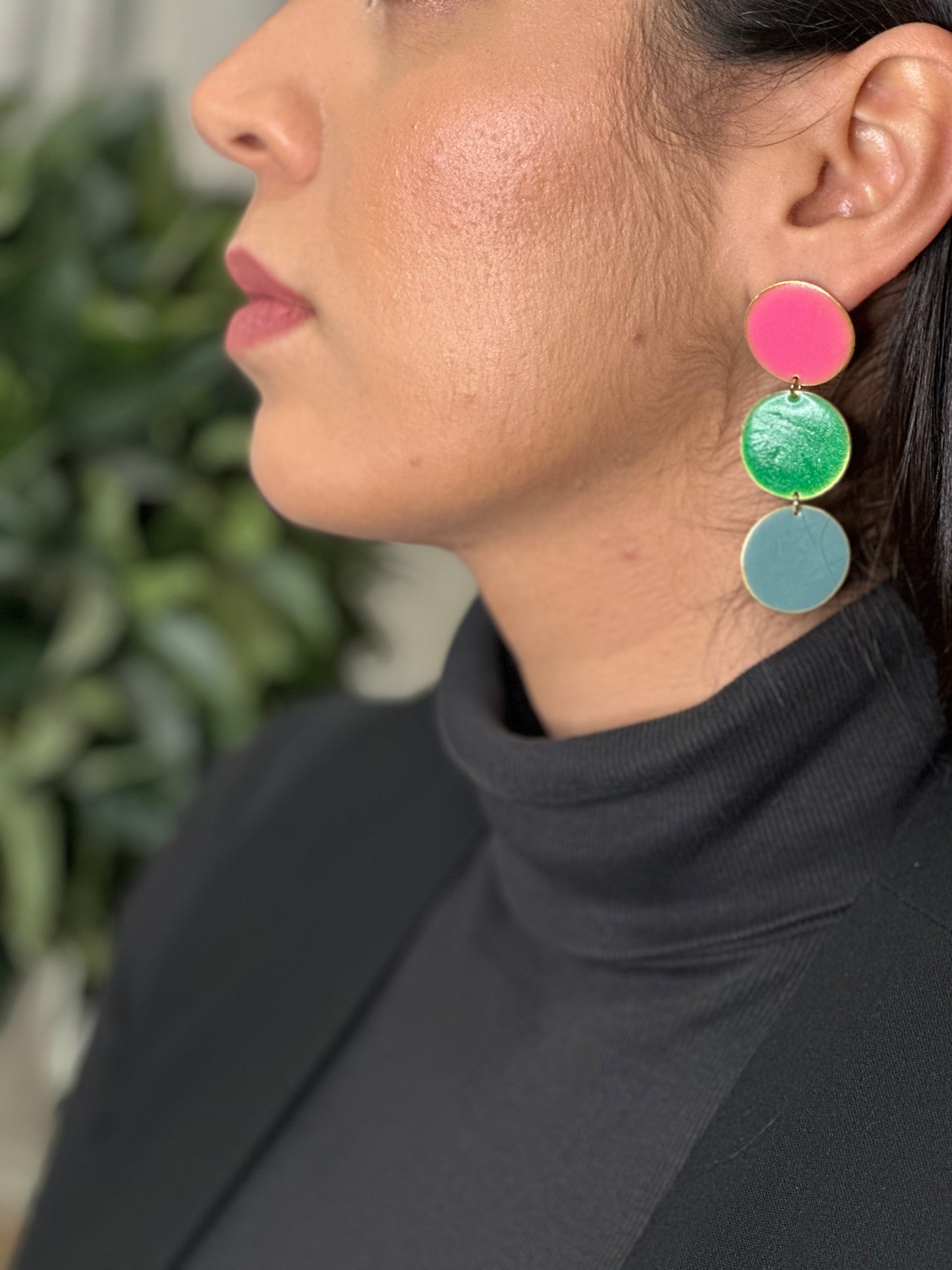 Pendientes hechos a mano en latón, Comprende bolas planas la primera en rosa, la segunda en verde y la tercera en azul claro.