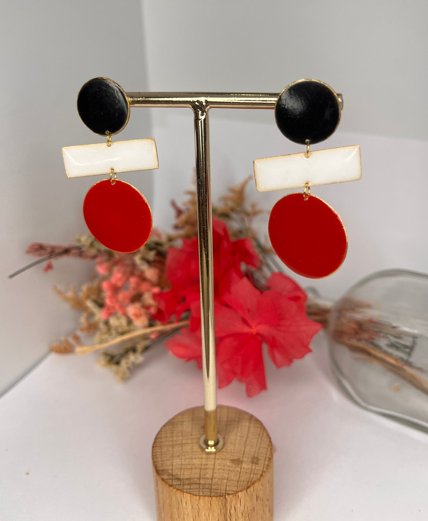 Pendientes hechos a mano en latón y resina. Son de colores negro rojo y blanco. Son artesanales hechos en nuestro taller artesanal en Madrid.