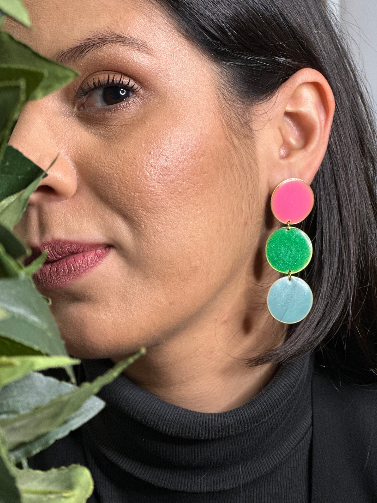 Pendientes hechos a mano en latón, Comprende bolas planas la primera en rosa, la segunda en verde y la tercera en azul claro.