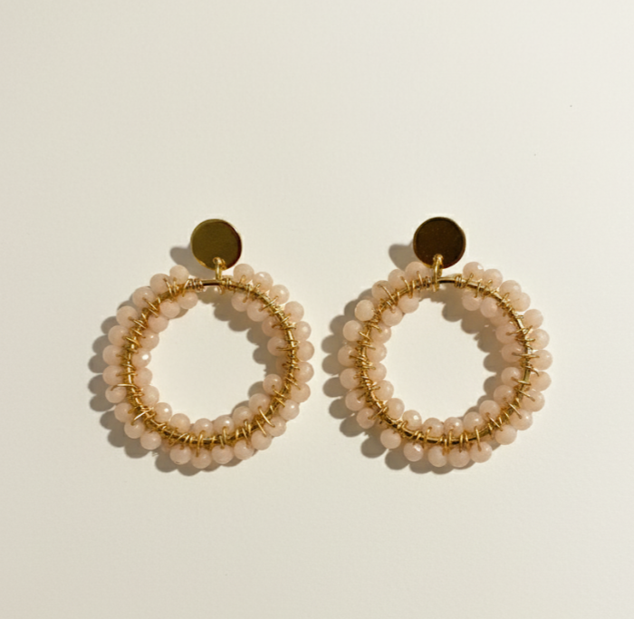 Pendientes tejidos hechos a mano tono crema rosa