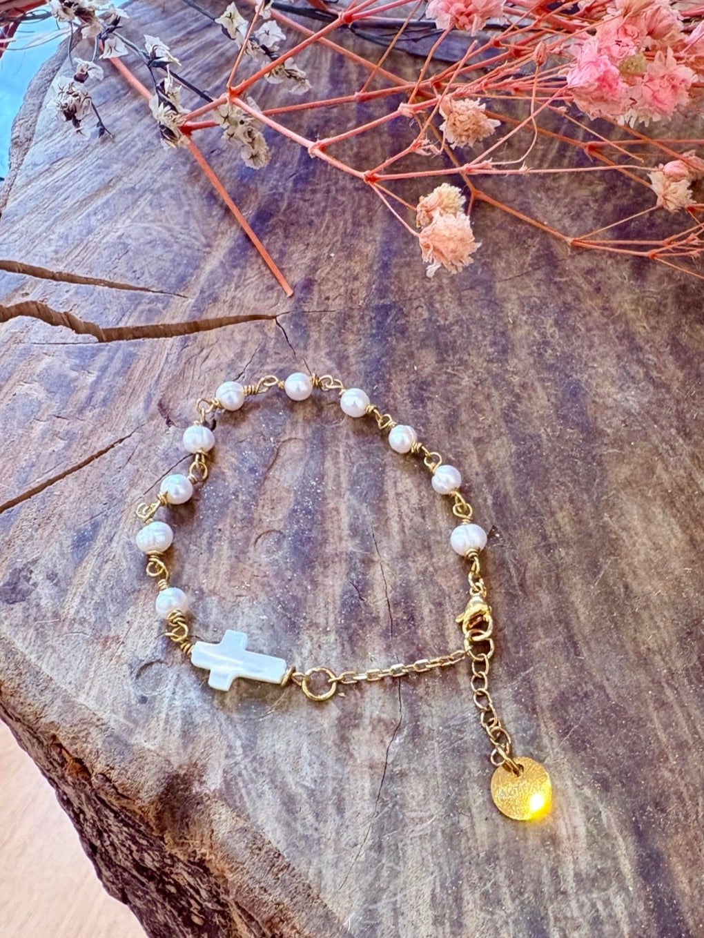 Pulsera de acero con perla y cruz de nácar