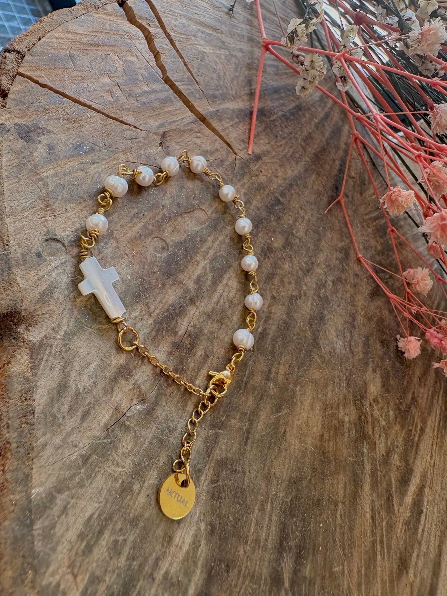 Pulsera de acero con perla y cruz de nácar hechas a mano