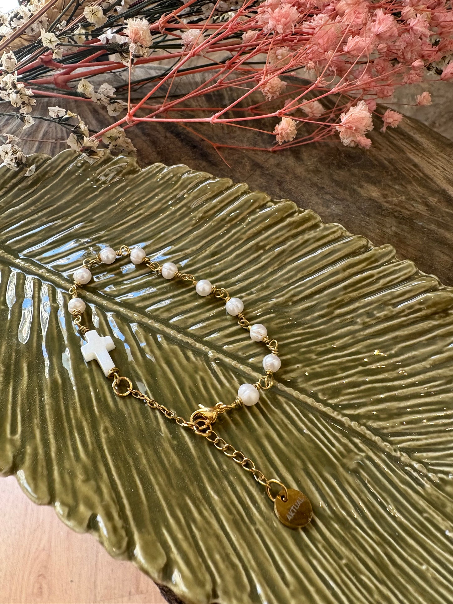 Pulsera de acero con perla y cruz de nácar
