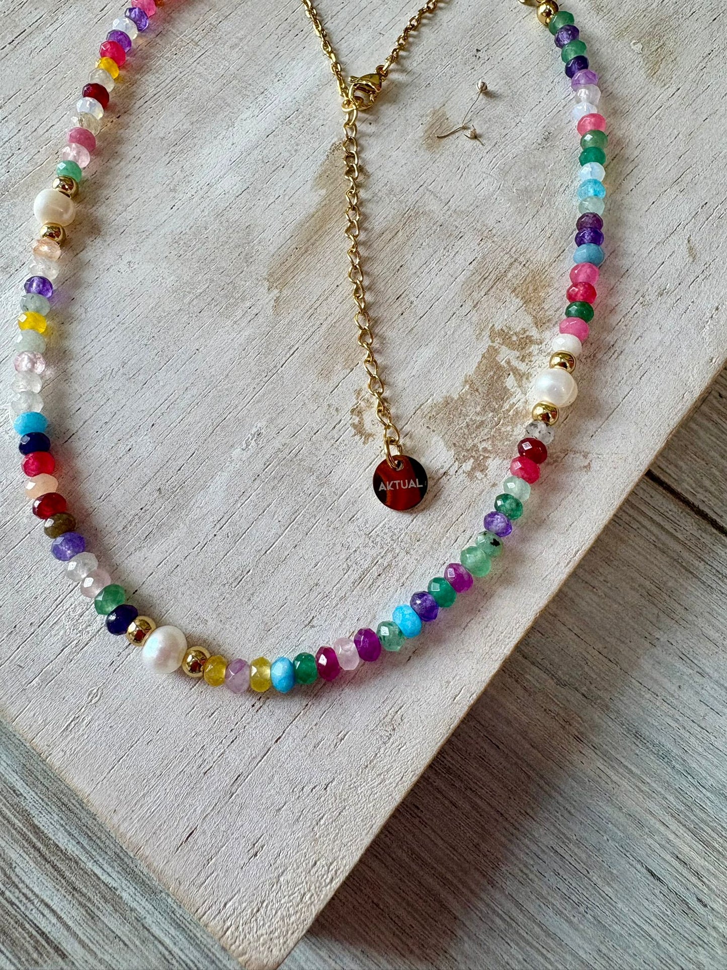 Collar artesanal multicolor de agatha y perlas y acero