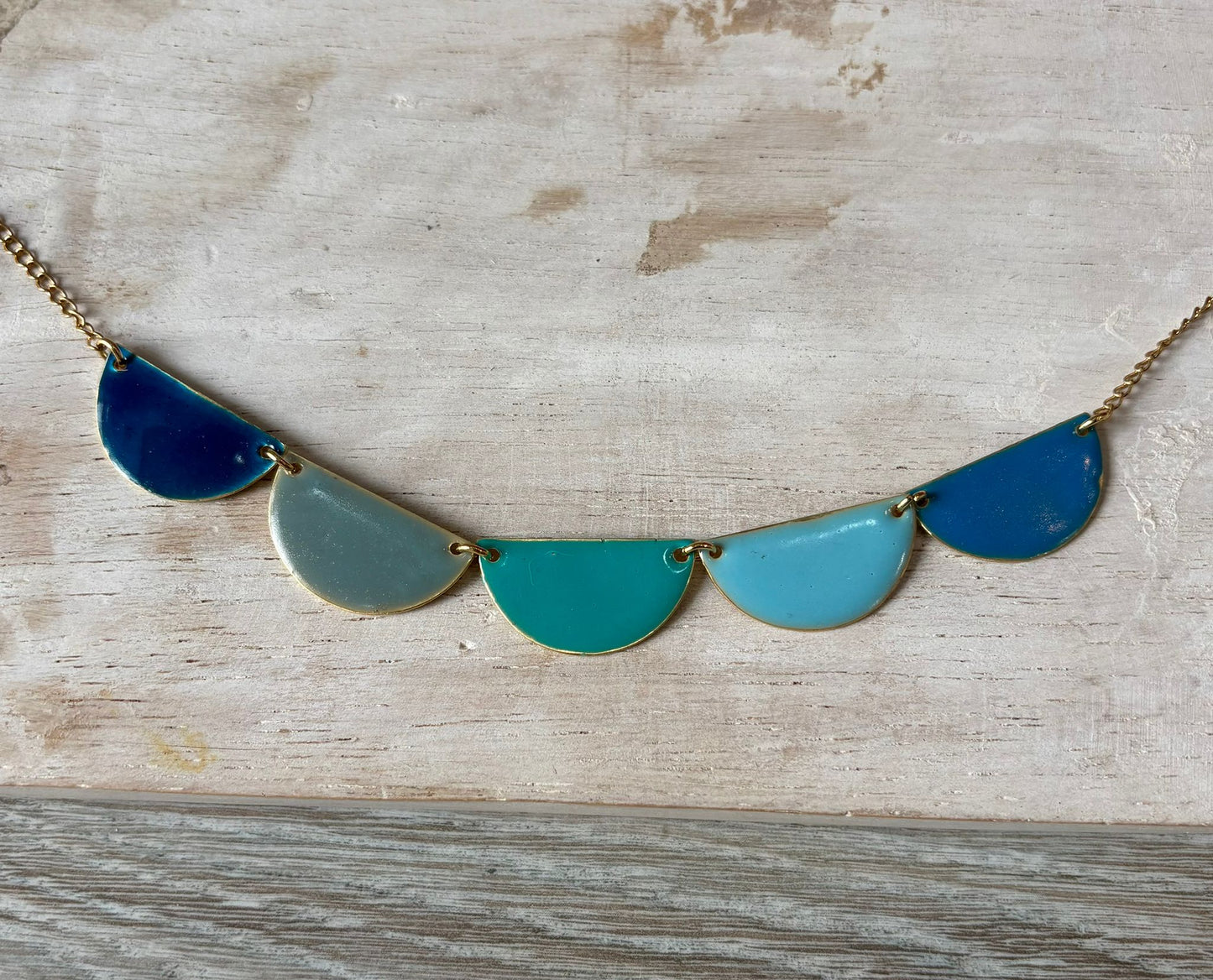 collar hecho a mano en azules