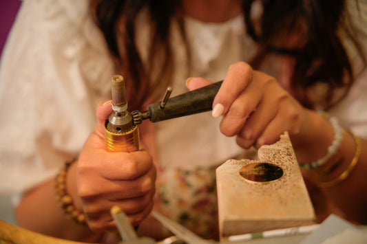 Taller de joyería artesanal en Madrid: crea tu anillo o pendientes en latón