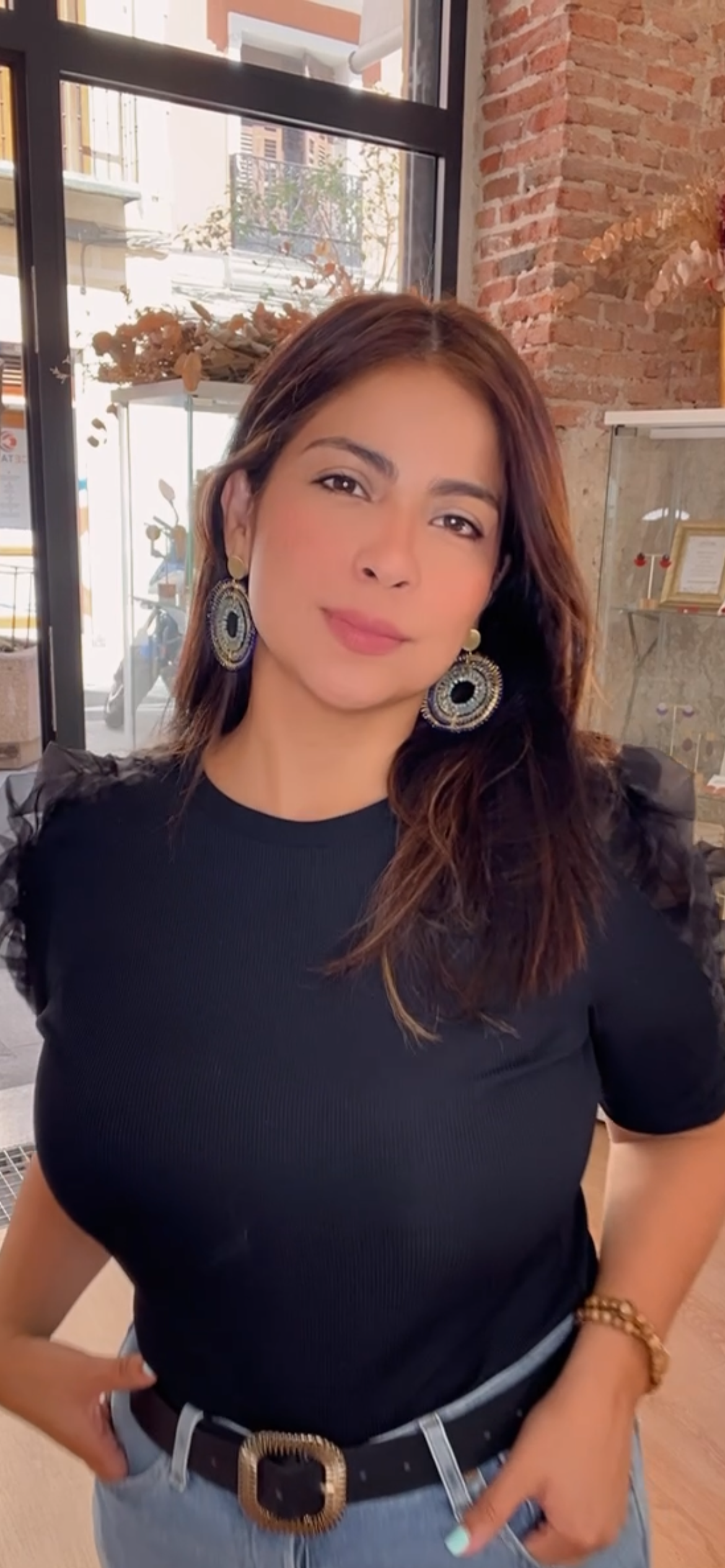 Pendientes maxi tejidoss en azul puestos en oreja, hechos a mano en Madrid