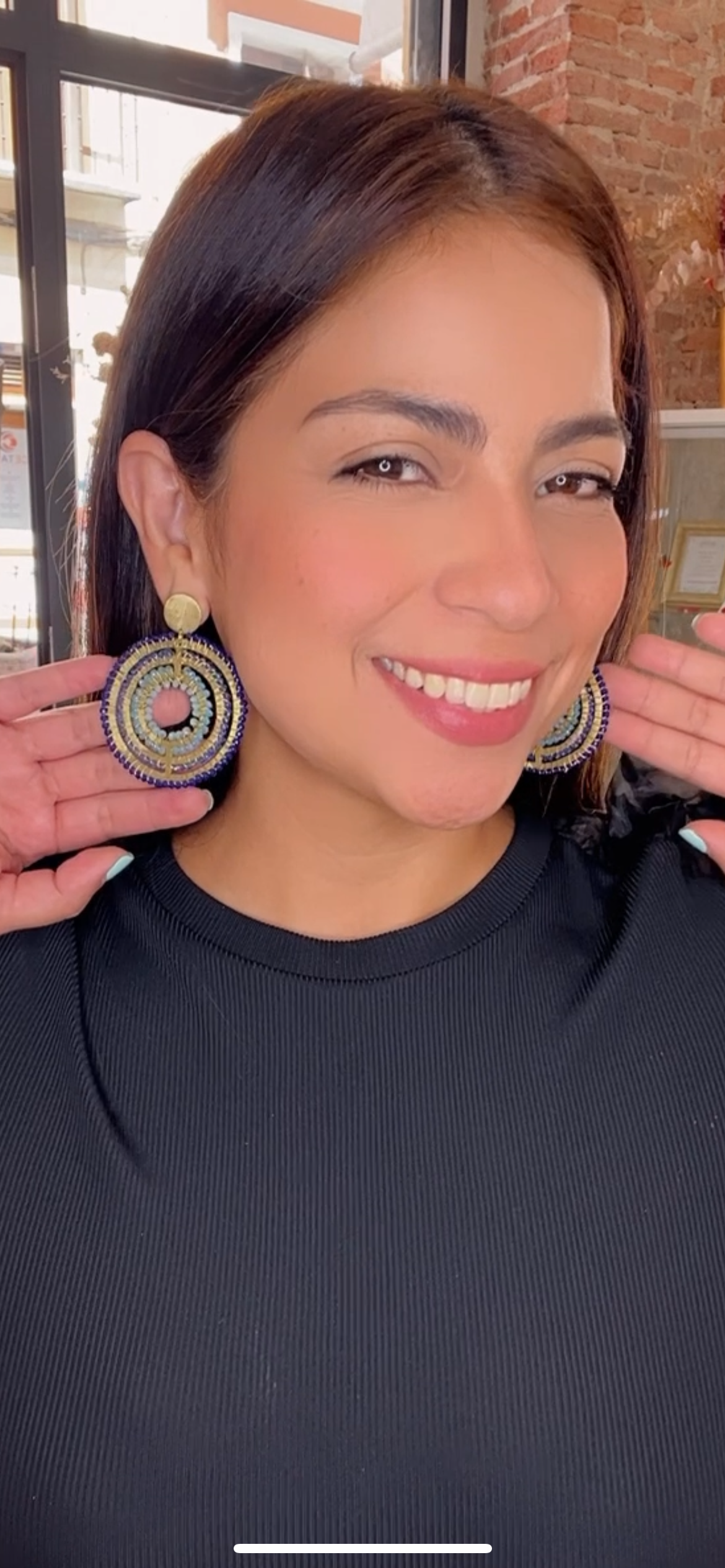 Pendientes tejidos en azul exhibidos en tienda Aktual, joyería original