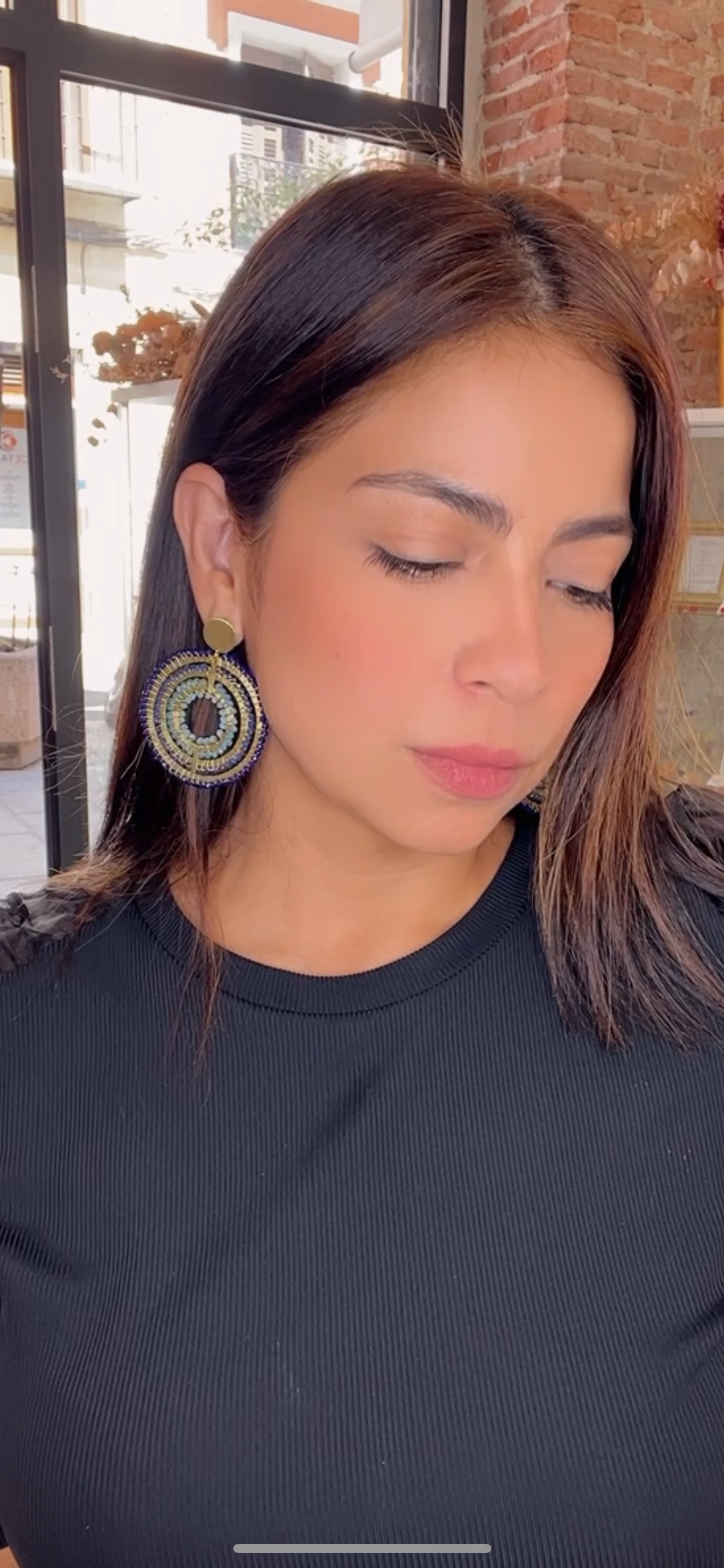 Pendientes maxi tejidos en azul puestos en oreja, hechos a mano en Madrid