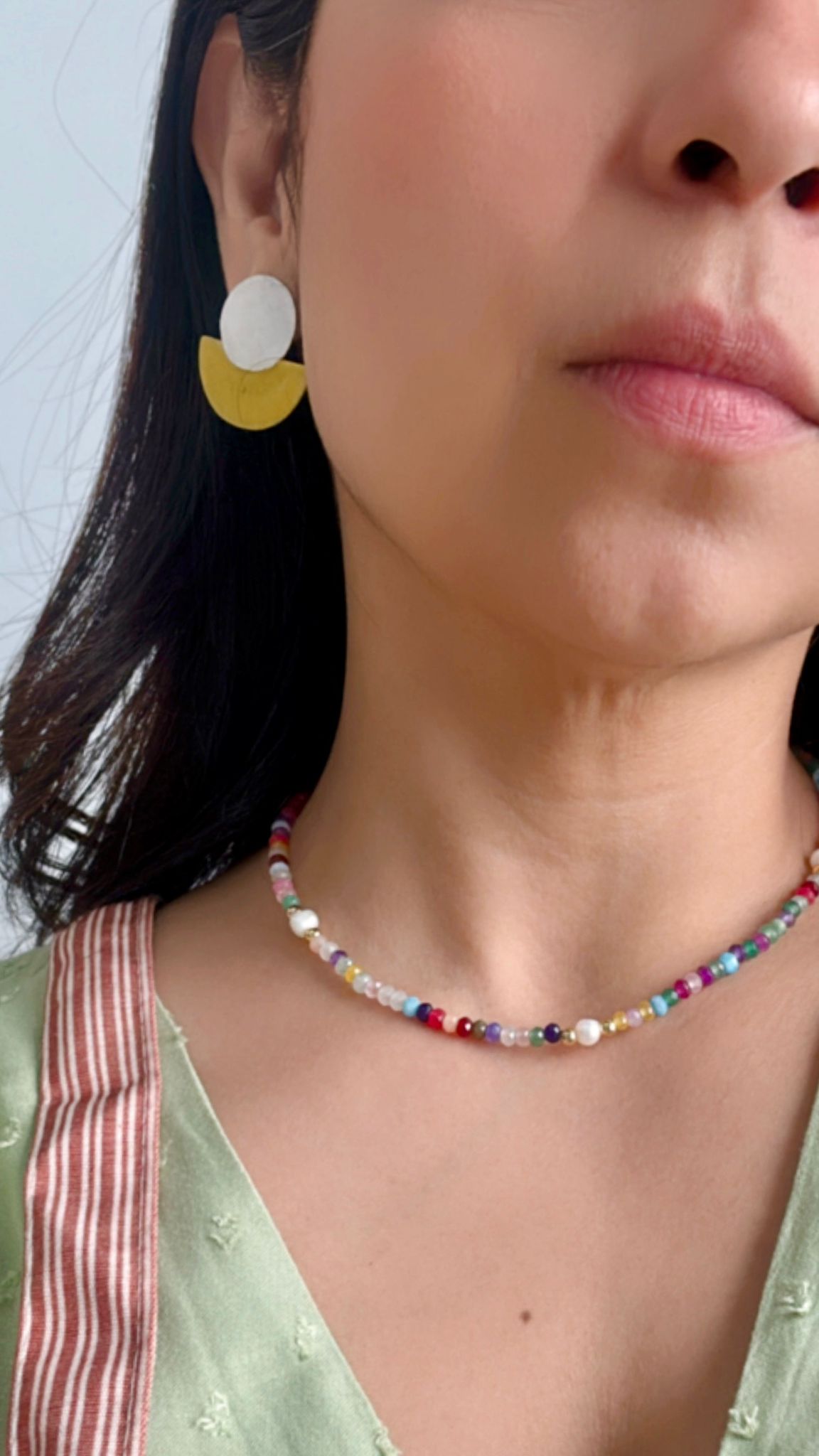 Collar artesanal multicolor de agatha y perlas y acero