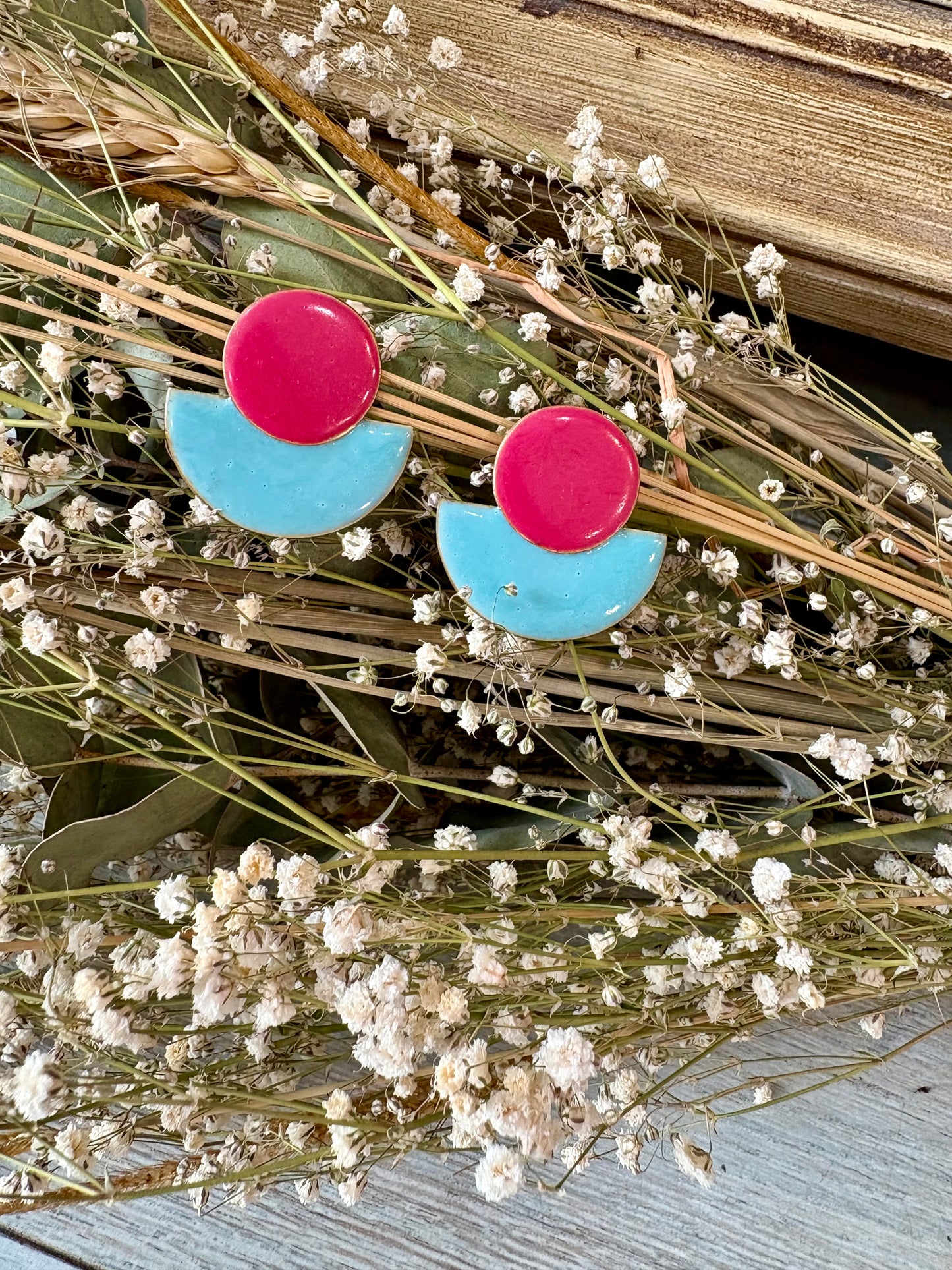 pendientes hechas a mano en latón y resina