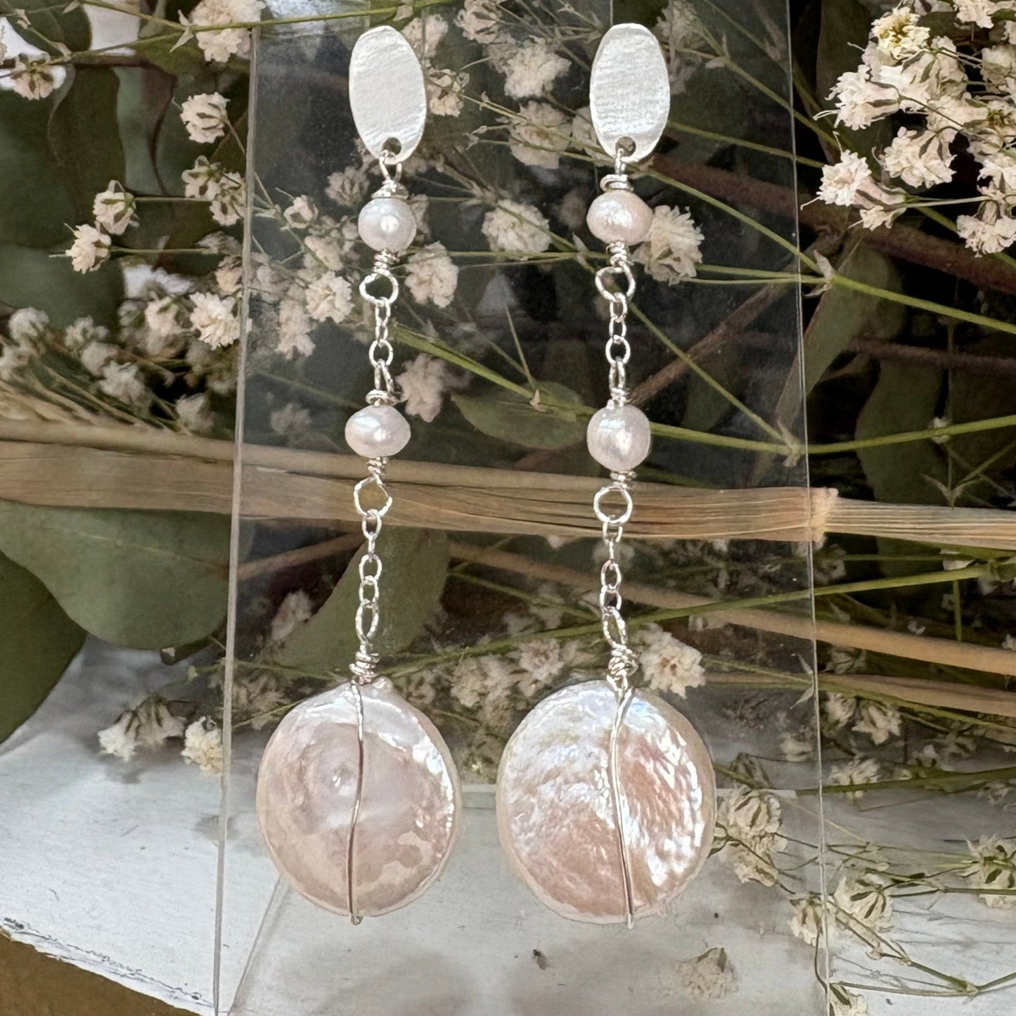 Pendientes hechos amano en plata con perlas y nacar