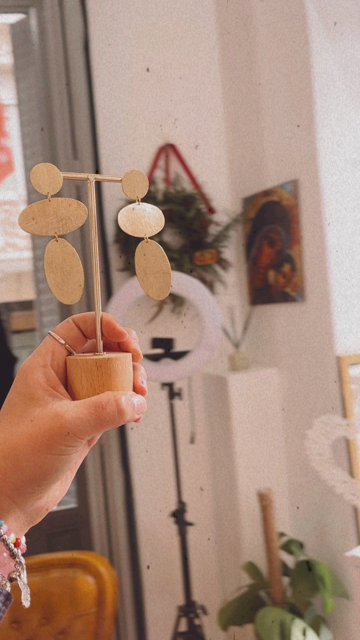 Pendientes artesanales grandes en latón con forma de lágrima
