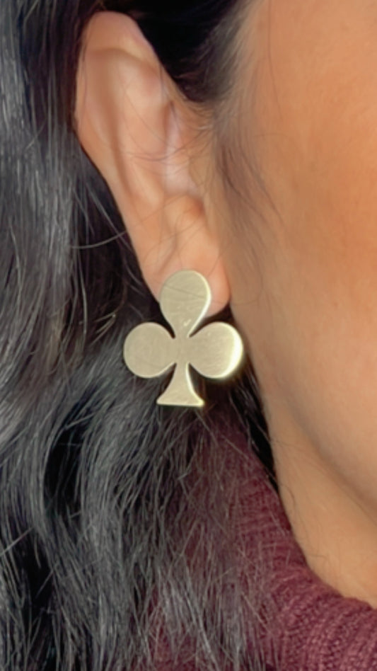 Pendientes trebol de laton hechos a mano en Madrid