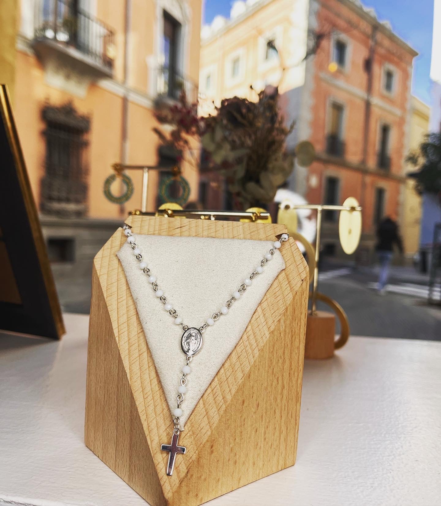 Rosario de plata y piedras naturales hecho a mano