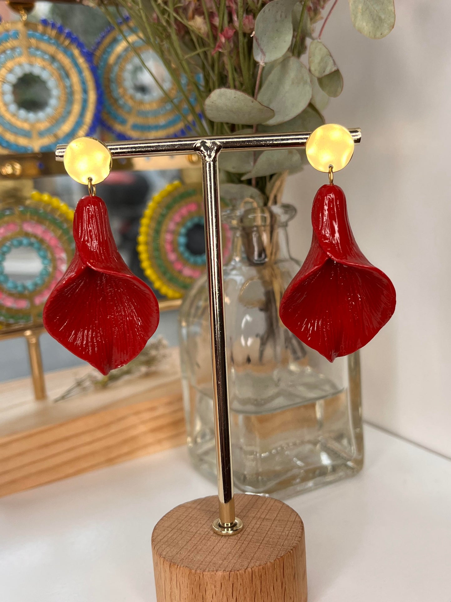 Pendientes Flor Cala en rojo passion, resina sobre base de acero dorado, joyería artesanal en Madrid