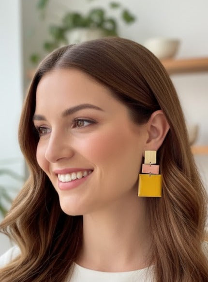 Pendientes Acuadros rosa con amariillo - hechos a mano