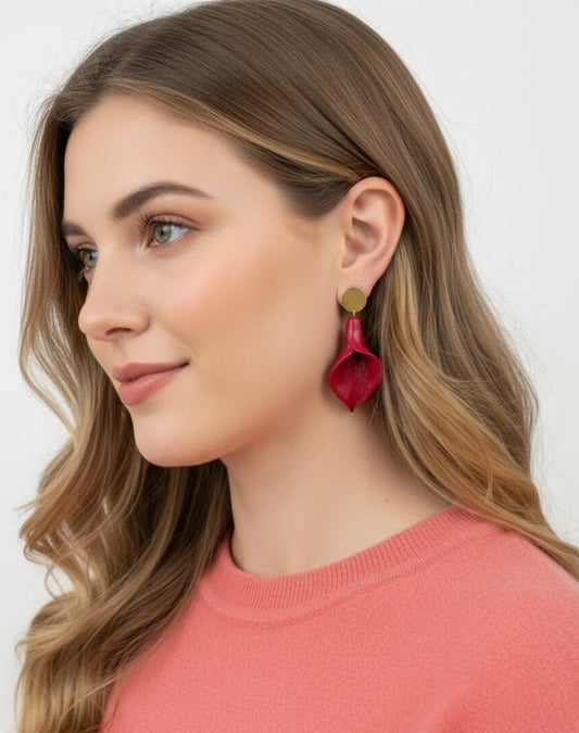 Pendientes Flor Cala Roja – resina y acero dorado