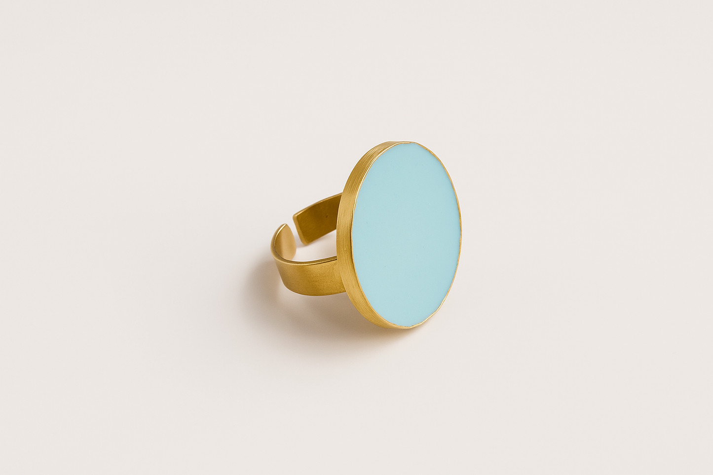 Anillo Aura Celeste – Joyería artesanal en latón y resina azul