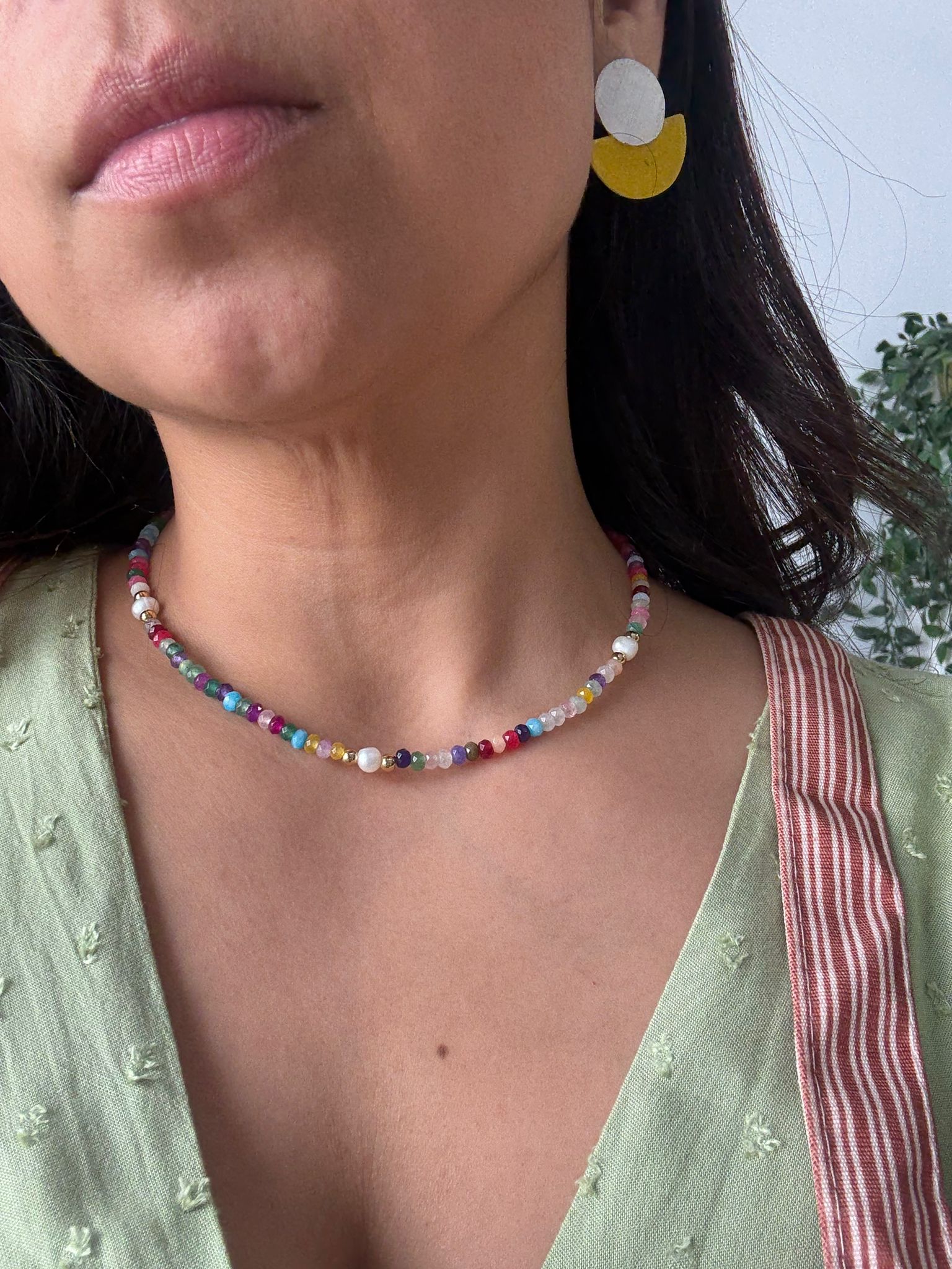 Collar artesanal multicolor de agatha y perlas y acero
