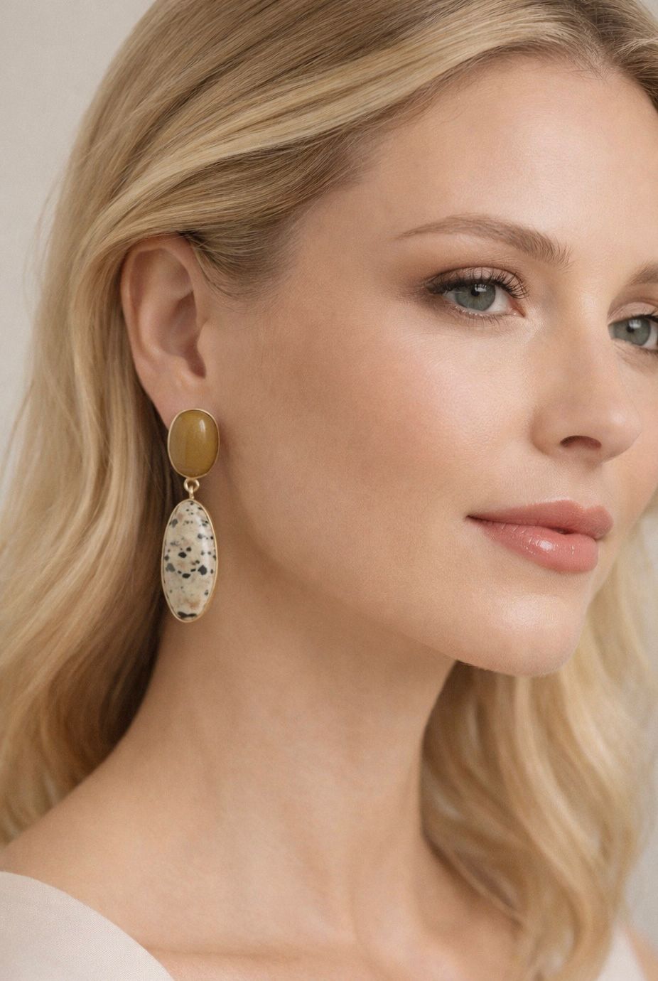Modelo Rubia usando pendientes de jaspe amarillo laton y jaspe dalmata