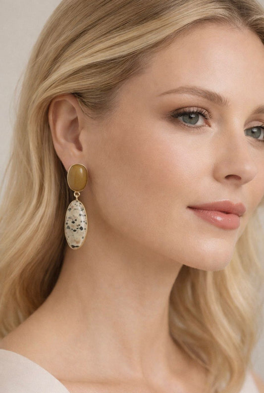 Modelo Rubia usando pendientes de jaspe amarillo laton y jaspe dalmata