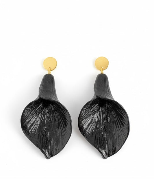 Black Cala Flower Earrings – resin and gold-plated steel