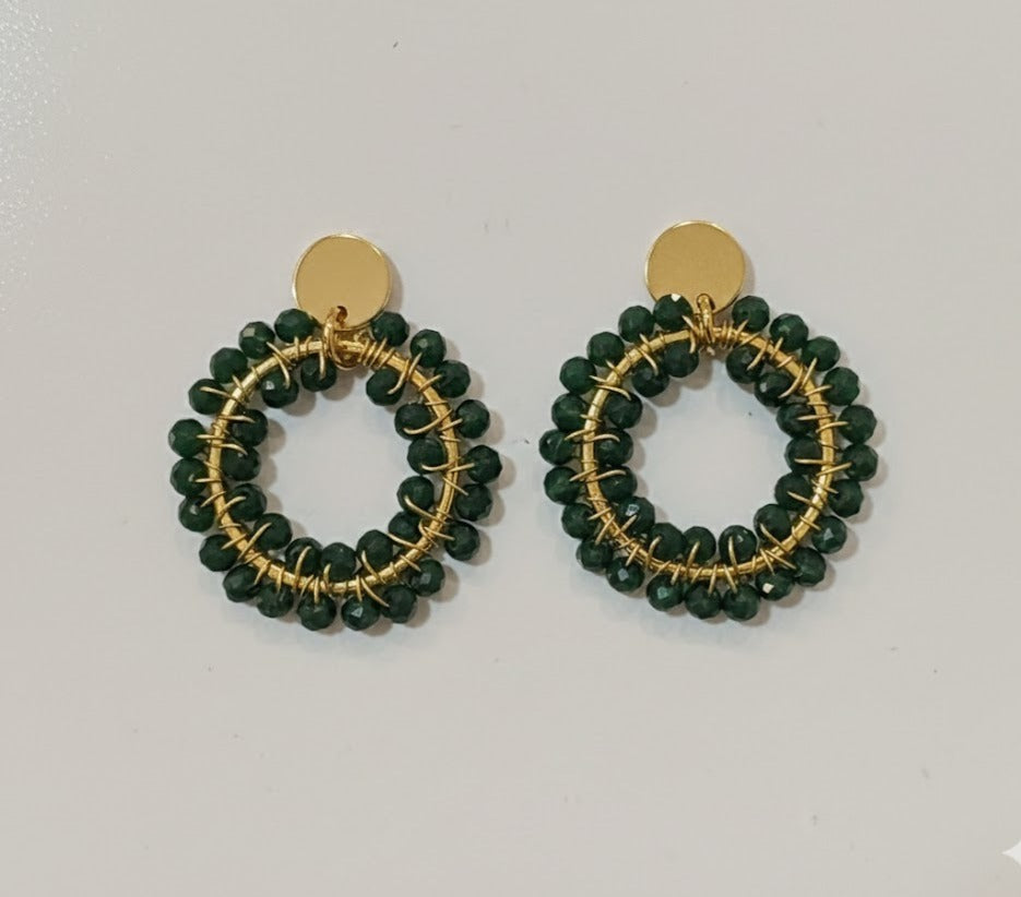 Pednienytes tejidos con hilo dorado y cristal verde oscuro, hechos a mano, ideales para invitadas. 