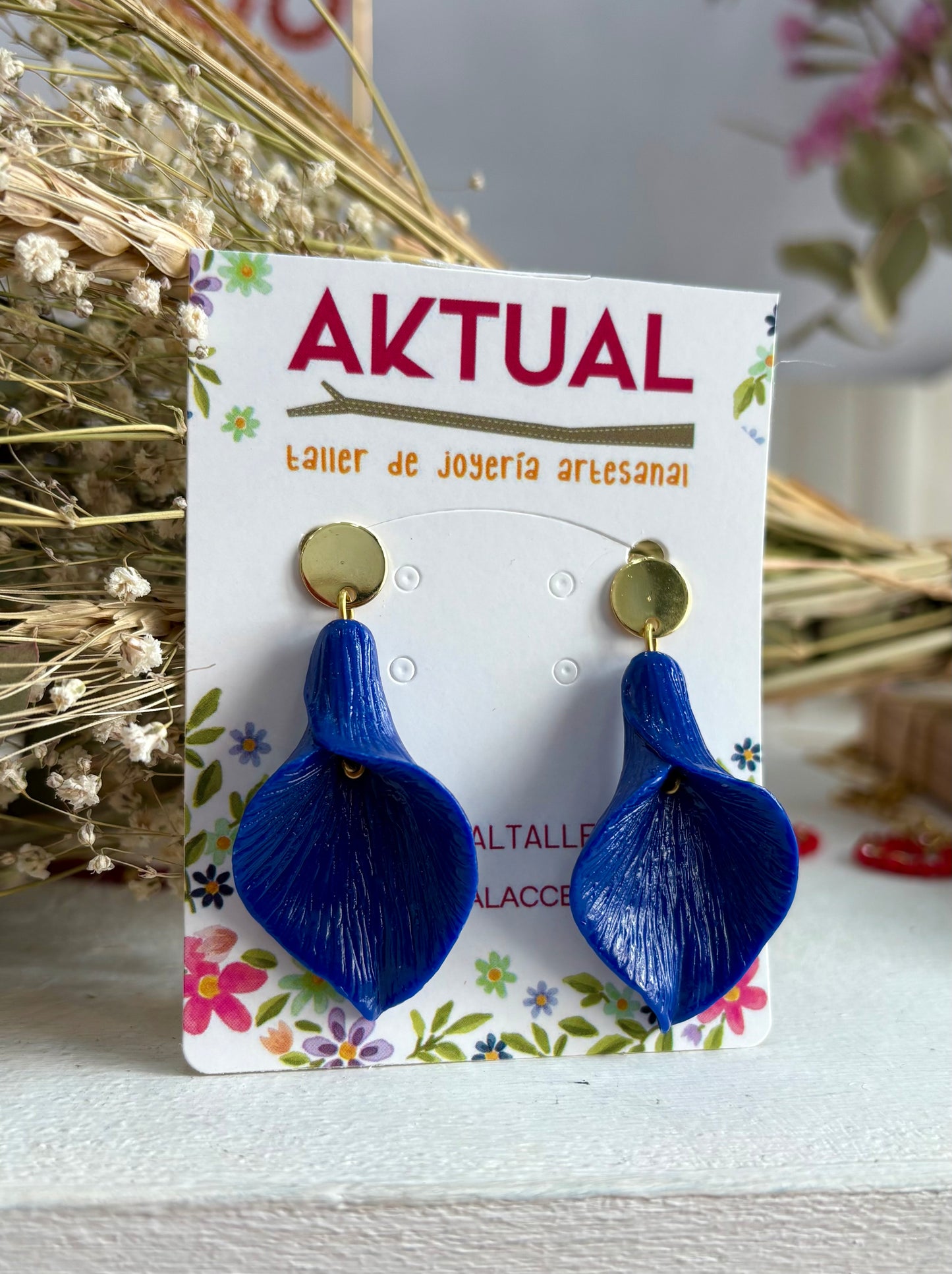 Pendientes Flor Cala azul oscuro, resina artesanal y acero inoxidable dorado, joyas únicas