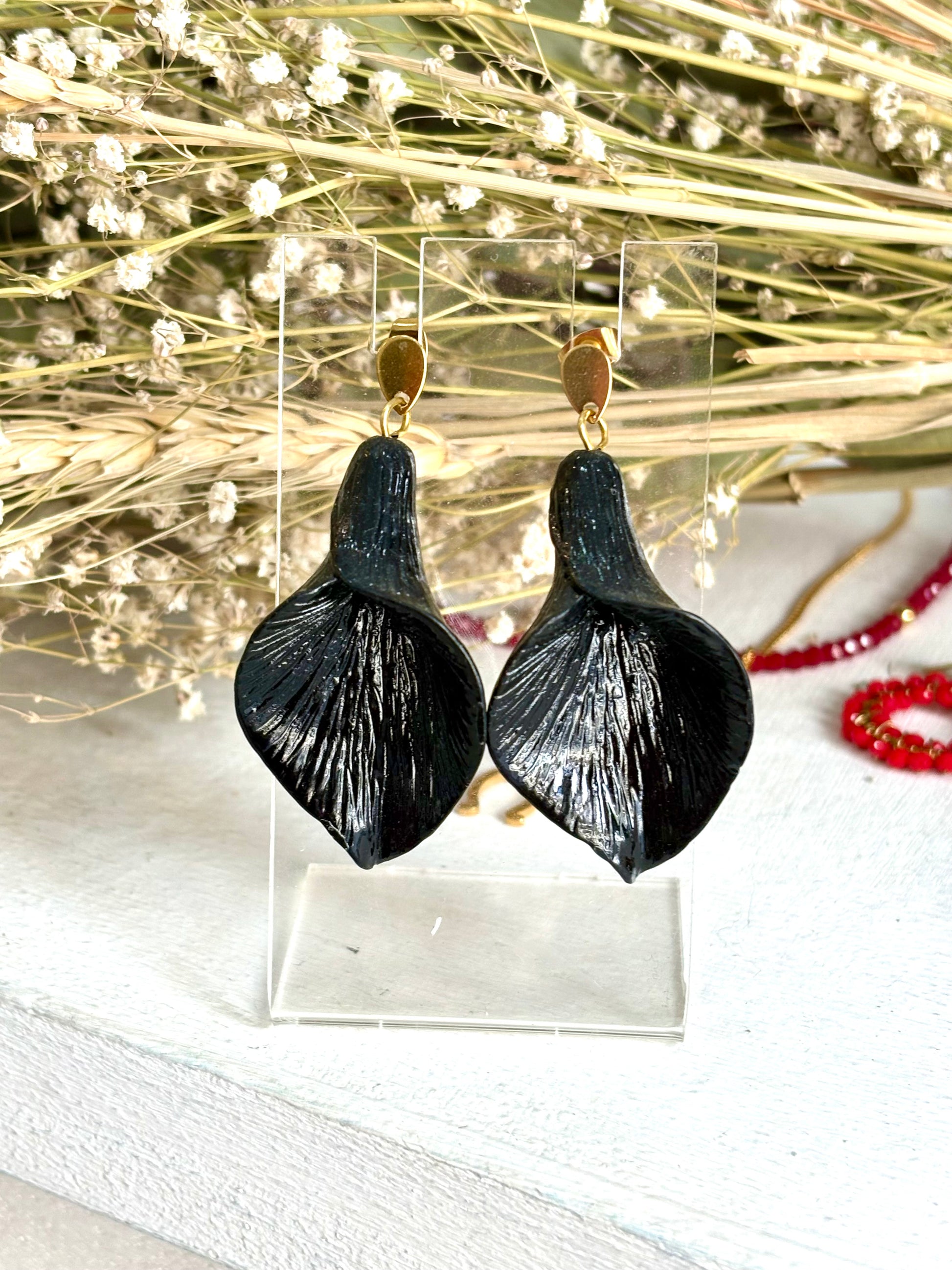 Pendientes Flor Cala en negro elegante, resina sobre base de acero dorado, estilo original Aktual