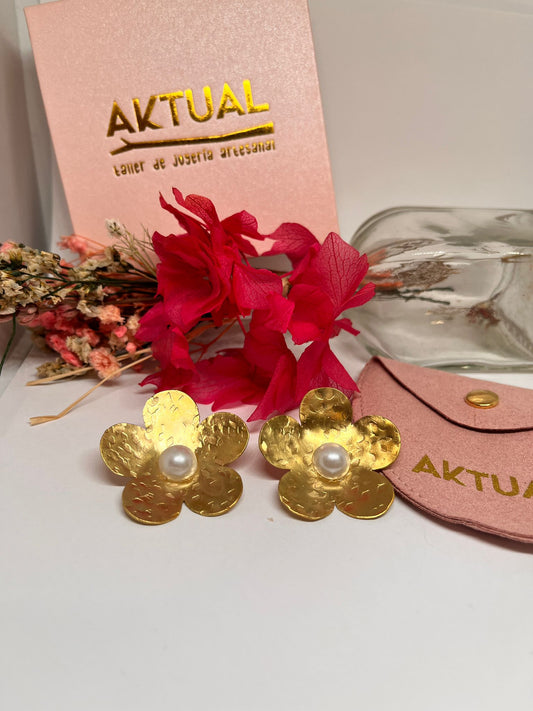 Pendientes 'Luna Llena': el equilibrio perfecto entre audacia y delicadeza.