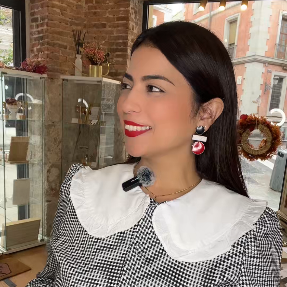 Pendientes hechos a mano en latón y resina. Son de colores negro rojo y blanco. Son artesanales hechos en nuestro taller artesanal en Madrid. 