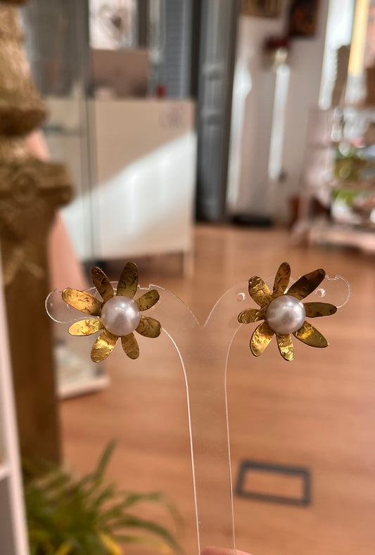 Pendientes en latón en forma de Margarita con el centro blanco. Hecho a mano en el centro de Madrid. 