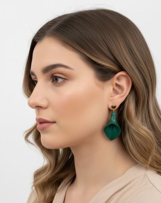 Pendientes Flor Cala Verde – resina y acero dorado