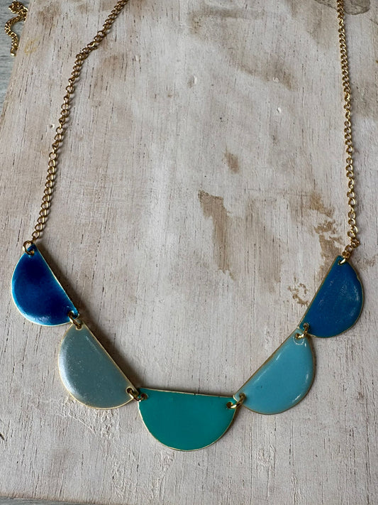 collar artesanal en reisna y laton y acero 