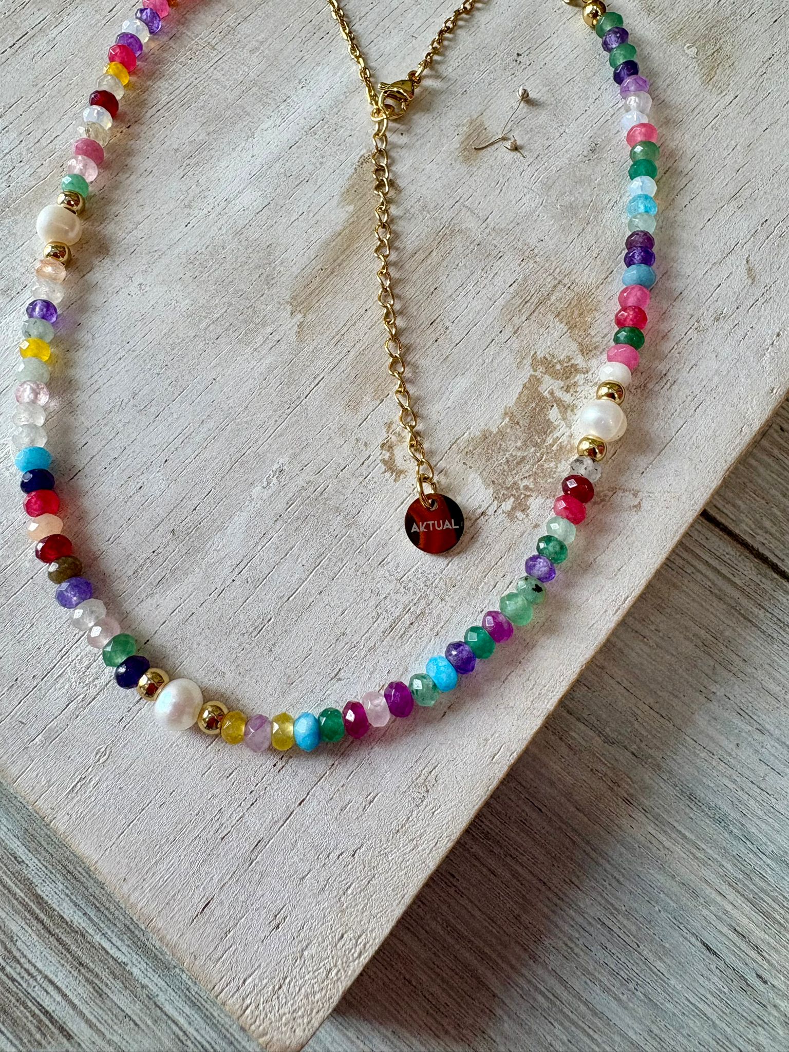 Collar artesanal multicolor de agatha y perlas y acero