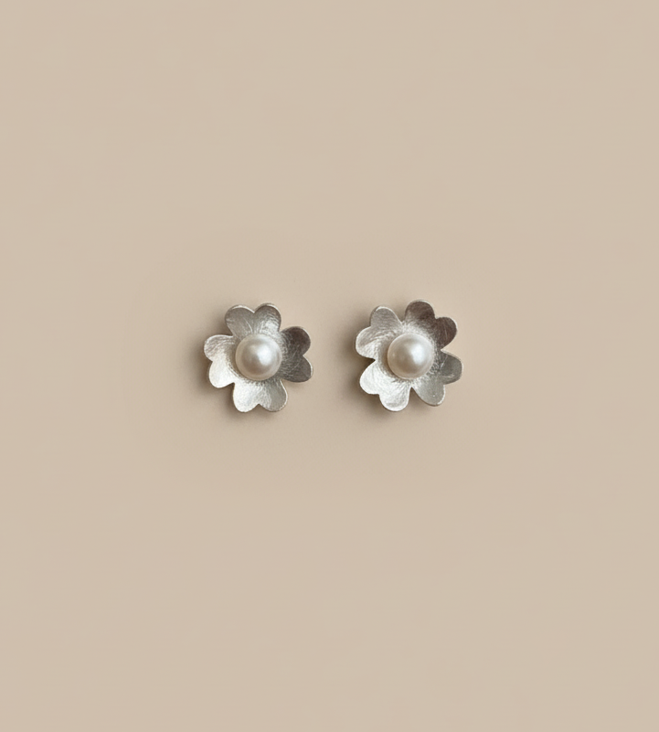 Flor Clara ✨ - Pendientes hechos a mano en plata