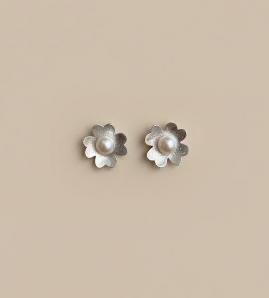 Flor Clara ✨ - Pendientes hechos a mano en plata