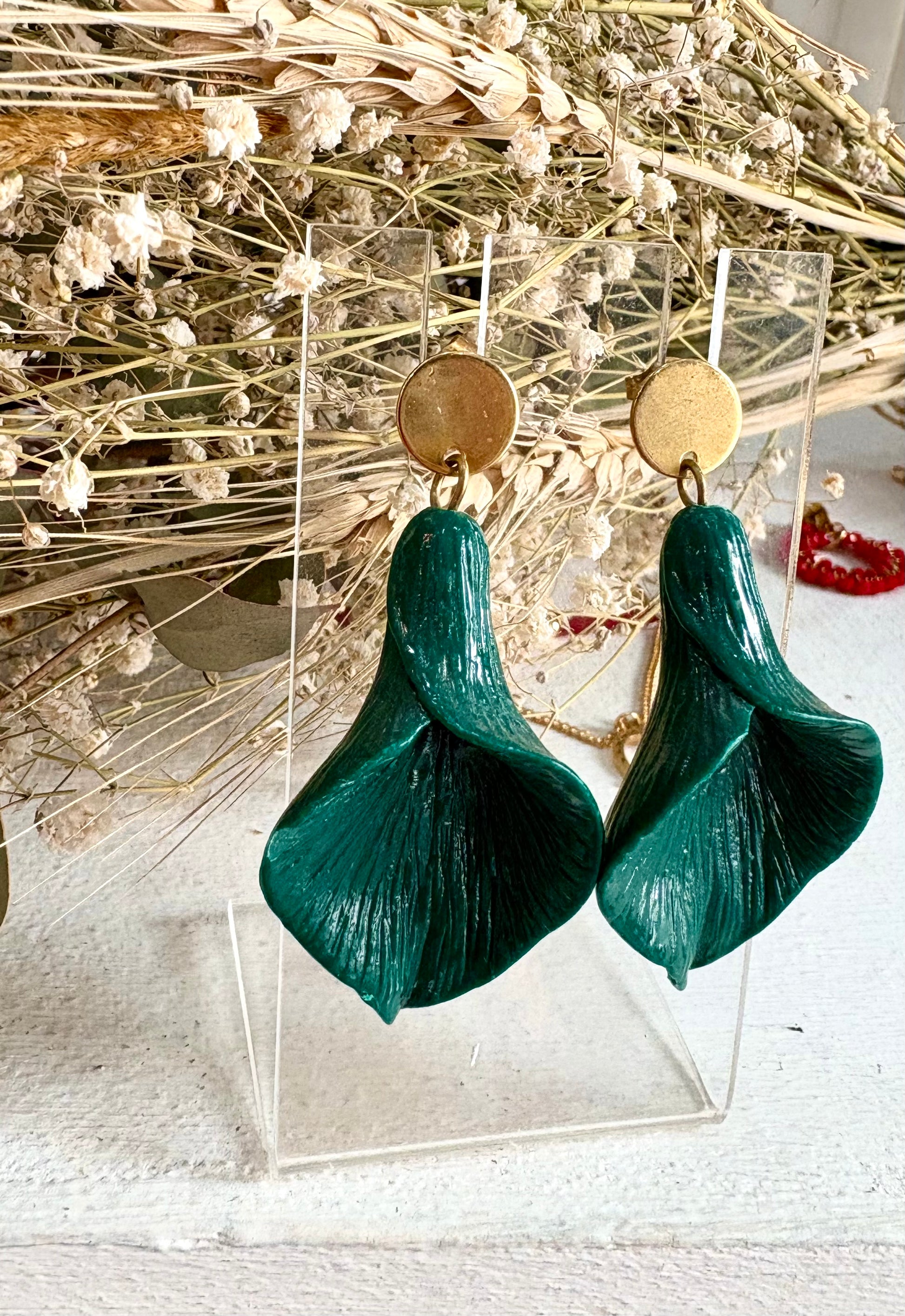 Pendientes Flor Cala verde oscuro, resina artesanal sobre estructura dorada hipoalergénica